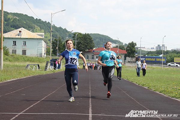 Участники бегут стометровку в рамках спортивной акции «Будь готов к ГТО!».