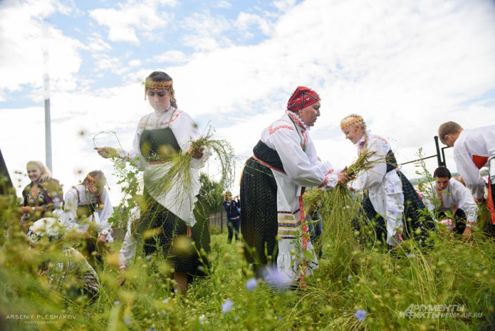 Многие участники наряжались в национальные костюмы.