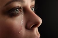 Плач у женщин может быть связан с эмоциональным состоянием, внутренними процессами и общим физическим и психологическим здоровьем. Женщины, как правило, более эмоциональные существа и имеют более сложную психологию, поэтому они могут реагировать на различные ситуации сильнее, чем мужчины.
