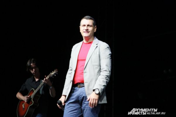 Лев Шапиро, автор песен и исполнитель.