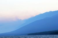 Множество очагов возгорания вокруг Байкал создает плотную дымную пелену.