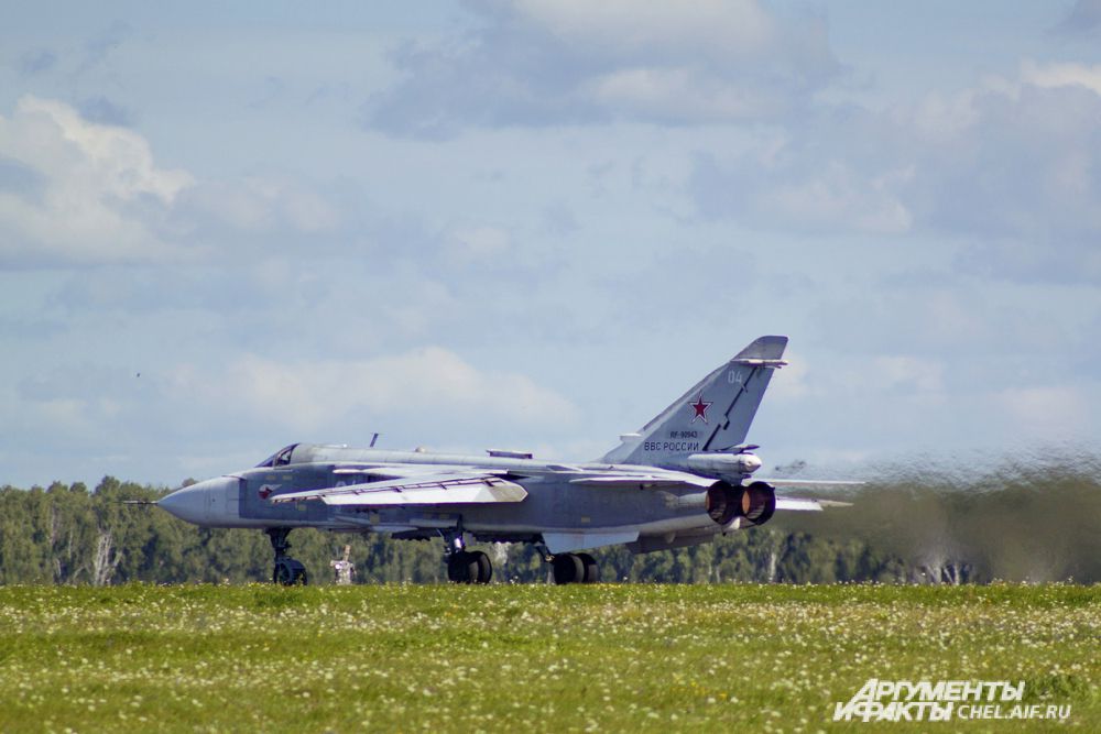Су-24 в ожидании разрешения на взлёт.
