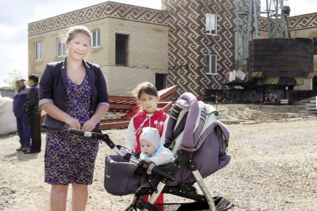 Айсина Загирова с мужем приехали в Усть-Турку в 2002 г. И очень надеется, что их малыш пойдет в садик.