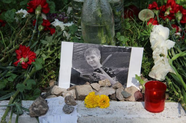 В импровизированном мемориале на месте гибели Артёма, сделанном его одноклассниками, только записки о любви...