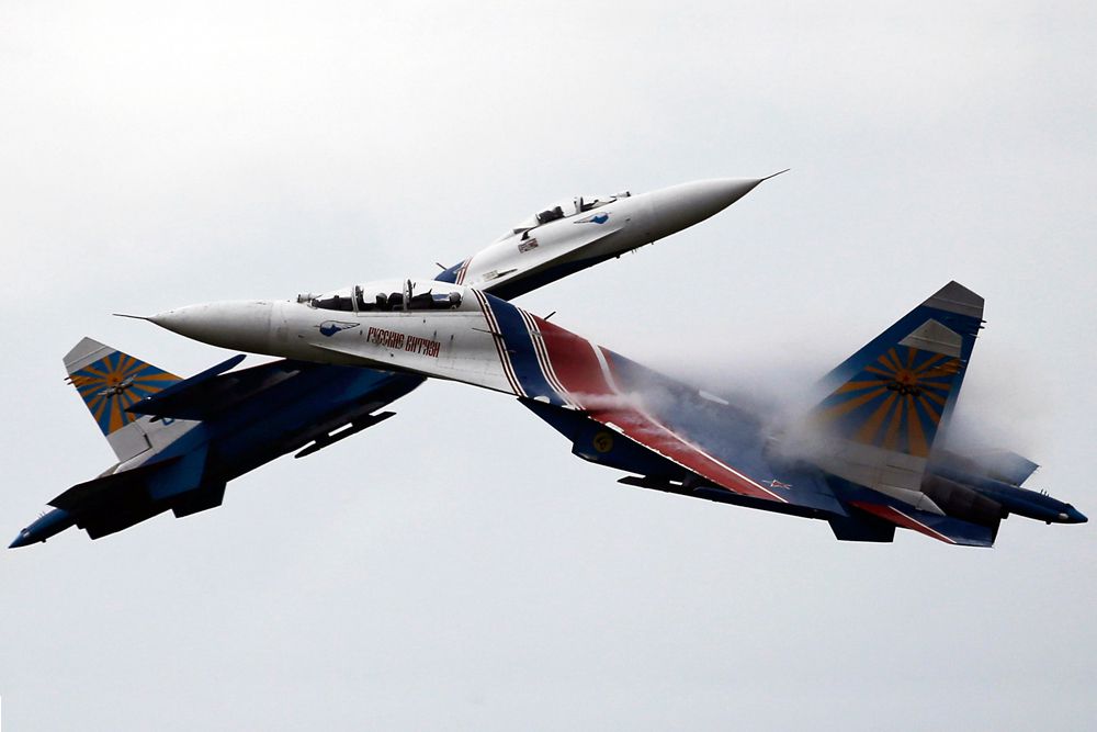 Су-27— многоцелевой истребитель четвёртого поколения, разработанный в ОКБ Сухого и предназначенный для завоевания превосходства в воздухе. Впервые поднявшись в воздух 38 лет назад, он и по сей день остается одним из лучших в своем классе. Максимальная скорость самолета — 2500 километров в час, дальность полета 3530 километров, практический потолок 18,5 километров.
