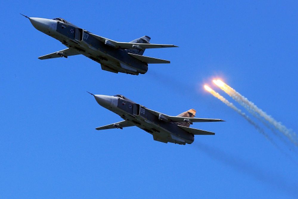 Су-24 - фронтовой бомбардировщик с крылом изменяемой стреловидности, за свой вытянутый нос получил прозвище «Фехтовальщик», а за угловатую форму корпуса – «Чемодан». Предназначен для нанесения ракетно-бомбовых ударов в простых и сложных метеоусловиях, днем и ночью, в том числе на малых высотах с прицельным поражением наземных и надводных целей.