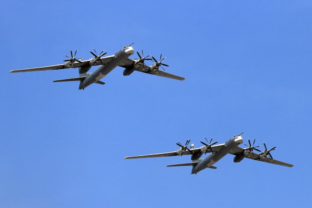 Ту-95МС - турбовинтовой стратегический бомбардировщик-ракетоносец. Предназначен для поражения ядерным и обычным оружием важных целей в удаленных военно-географических районах и в глубоком тылу континентальных театров военных действий. Максимальна скорость - 850 км/ч, практическая дальность - до 11 тысяч км, практический потолок - 10,5 тысяч метров. Экипаж - 7 человек. Вооружение - крылатые ракеты большой дальности, 2 пушки калибра 23 мм.