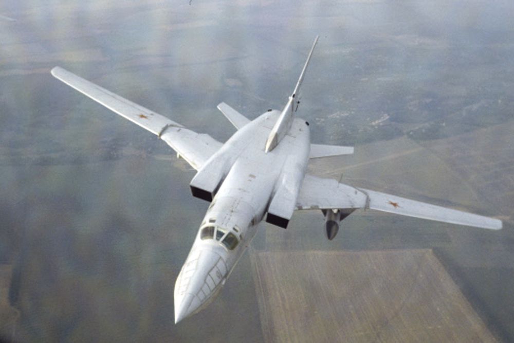 Ту-22М - дальний сверхзвуковой ракетоносец-бомбардировщик с изменяемой геометрией крыла. Данная модель предназначена для поражения сверхзвуковыми управляемыми ракетами наземных и морских целей. Всего было построено около пятисот Ту-22М разных модификаций. Максимальная скорость самолета - 2 тысячи км/ч, практическая дальность - 7 тысяч км, практический потолок - 14 тысяч метров. Экипаж - 4 человека. Может нести крылатые ракеты с обычным или ядерным зарядом.