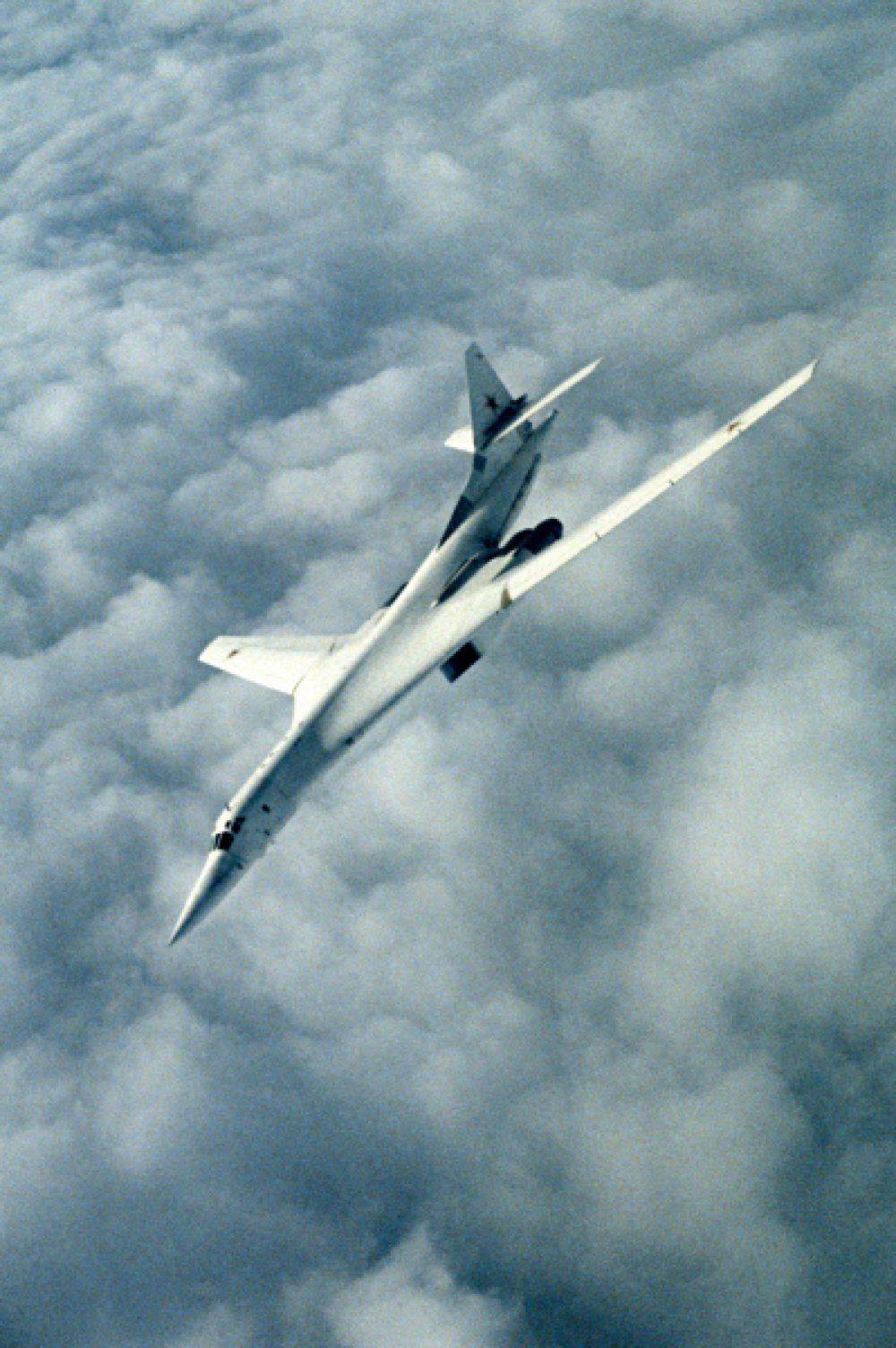 Ту-160 - сверхзвуковой стратегический бомбардировщик-ракетоносец с изменяемой геометрией крыла. Среди пилотов получил прозвище «Белый лебедь». Предназначен для поражения ядерным и обычным оружием наиболее важных целей в удаленных военно-географических районах и в глубоком тылу континентальных театров военных действий.