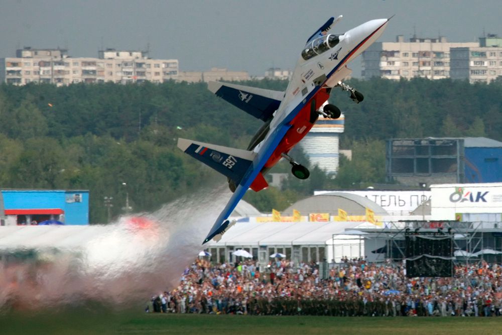 Су-30 – двухместный многоцелевой тяжёлый истребитель поколения 4+, созданный на базе Су-27УБ. В 2005 Су-30 ВВС Индии показал превосходство над F-16 и F-15 C/D Eagle ВВС США в учебных боях в небе над Индией. В 2015 в Великобритании в рамках международных учений были проведены учебные бои между истребителями Eurofighter Typhoon КВВС Великобританиии и Су-30 ВВС Индии. Индийские ВВС одержали победу на д ВВС Британии с счётом 12:0.