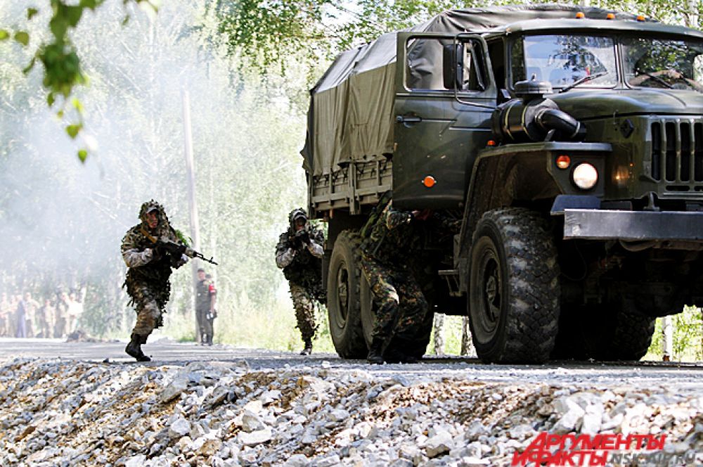 Разведчики показали своё мастерство штурма военного автомобиля.