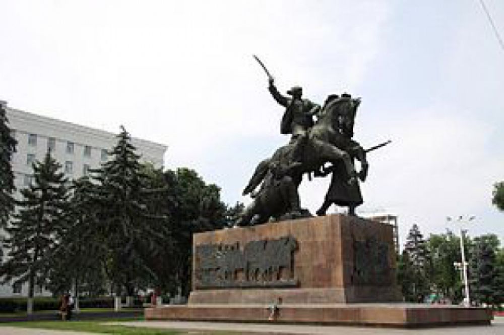 7. Монумент первоконникам на площади Советов