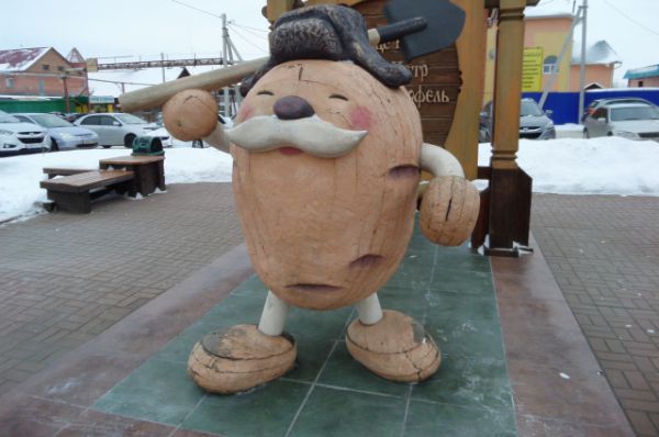 Кузбасс, г. Мариинск. Памятник картошке в честь мирового рекорда по сбору картофеля с 1 га. 
