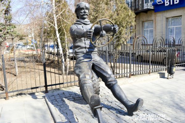 Волгоград. Памятник автомобилисту на улице Комсомольской.