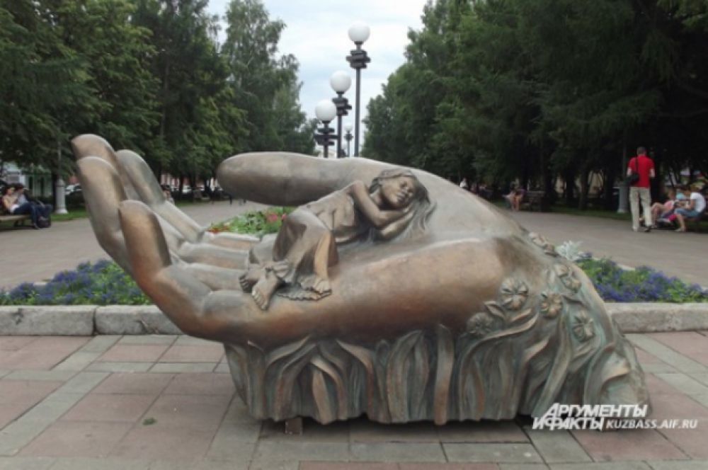 Кузбасс, г. Кемерово. Скульптура «Колыбель» символизирует трепетную материнскую заботу о детях.