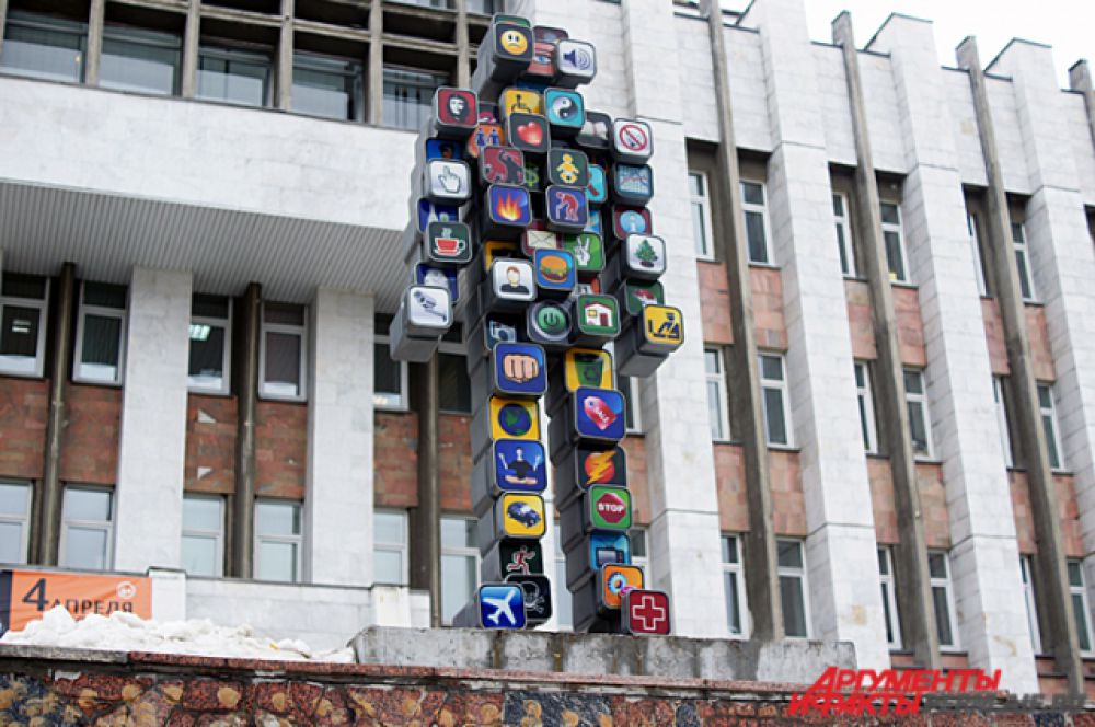 Пермь. Скульптура Icon Man. Стал первой светодиодной скульптурой в России. Состоит из иконок компьютеров и гаджетов.