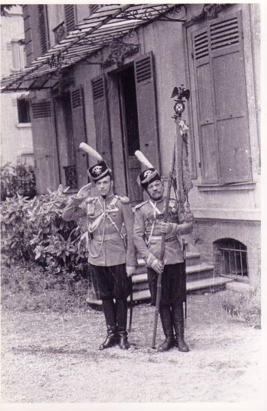 Подъесаул Кундрюков и вахмистр Бодрухин во дворе музея Лейб-казаков в Курбевуа (Франция), 1930-е годы.