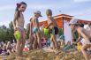 Пока взрослые наблюдали за показом «Бикини от кутюр», дети строили «замки» на большой площадке игр на песке.
