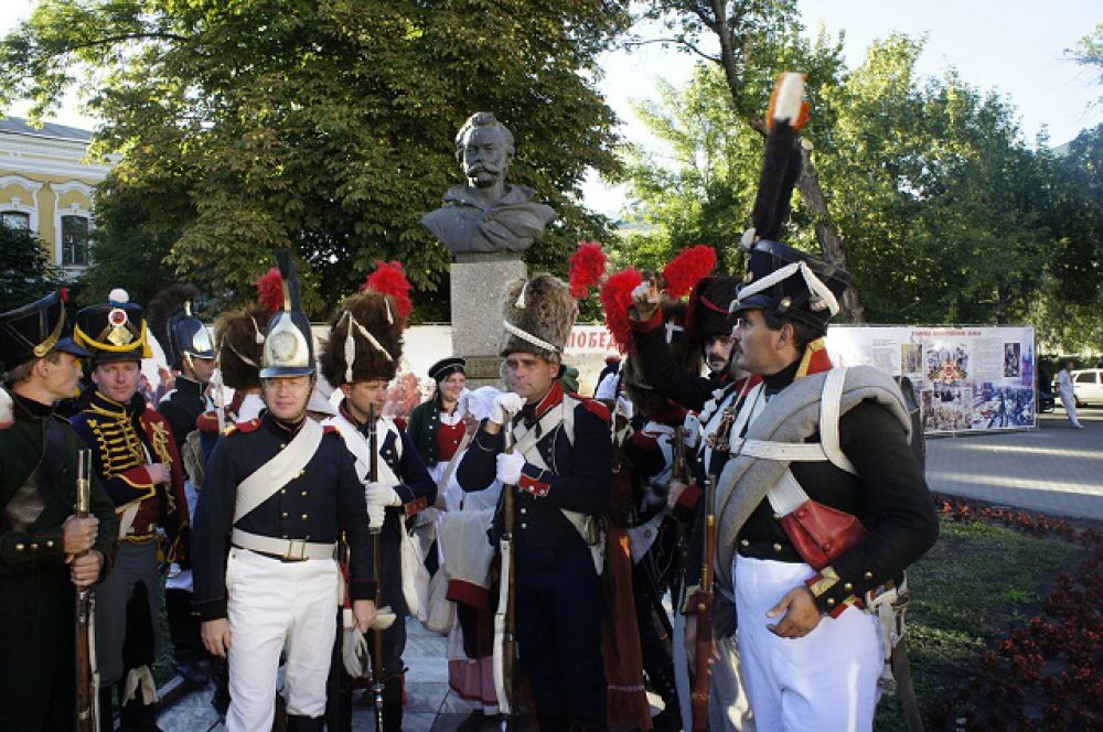 У памятника герою войны 1812 года Денису Давыдову