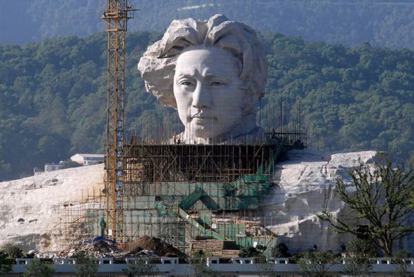 Монумент молодого Мао Цзедуна в городе Чанша (Китай).