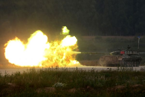 Экипажи машин должны проехать 3 круга по 4 километра и отстреляться на двух огневых рубежах — сначала из зенитного пулемета с места и затем из орудия на ходу. 