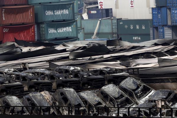 Уже известно, что в результате взрыва в Тяньцзине сгорели 5 тысяч новых Volkswagen, BMW, Toyotа и Mazda. Стоянка размером с футбольное поле с импортными машинами находилась примерно в 500 м от эпицентра взрыва.