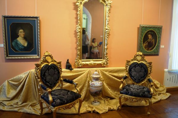 Итальянская мебель ручной работы хоть и современная, но гармонично вписывается в атмосферу работ мастеров XVI - XIX в.в.