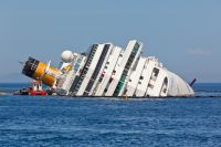 После катастрофы круизный лайнер отбуксировали и разобрали на части. Трагедия унесла жизни 32 пассажиров.