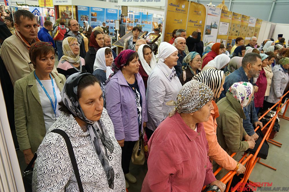 Посетителей уже в первый день очень много. Приходят, в основном, бабушки.