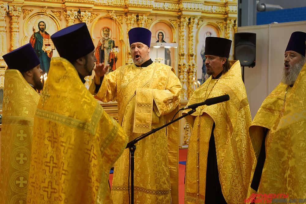 Перед торжественным открытием прошел молебен.