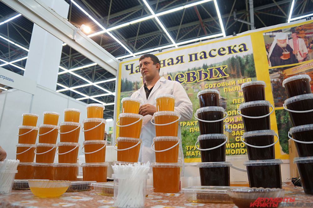 В соседнем павильоне проходит ярмарка «Медовый спас», где пермякам предлагают попробовать уникальные сорта меда и запастись полезными продуктами пчеловодства.