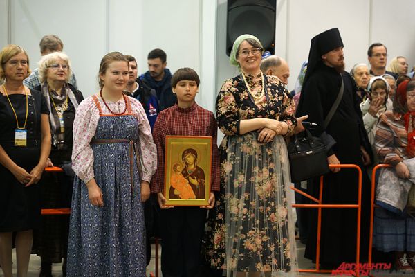 Организаторы экспозиции подарили губернатору края Виктору Басаргину и митрополиту Пермскому и Кунгурскому Мефодию по иконе.