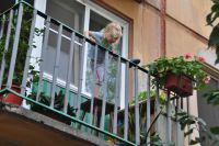Летом дети из-за недосмотра взрослых слишком часто падают из окон и балконов.