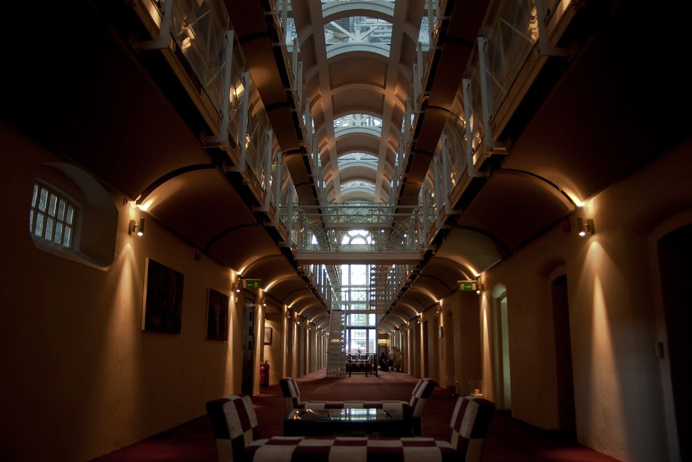 Malmaison Oxford Castle — Оксфорд, Великобритания. Этот британский бутик-отель (тип небольшой гостиницы, позиционируемый, как особенно роскошный) находится в переоборудованном здании тюрьмы, построенной в викторианскую эпоху. В бывших тюремных камерах, помимо комфортного спального места, есть душ, спутниковое телевидение, регулируемое освещение, DVD и CD-плееры, а в стенах самого отеля нашлось также место пивному ресторану и барам. Цены: от £115 за стандартный двухместный номер.