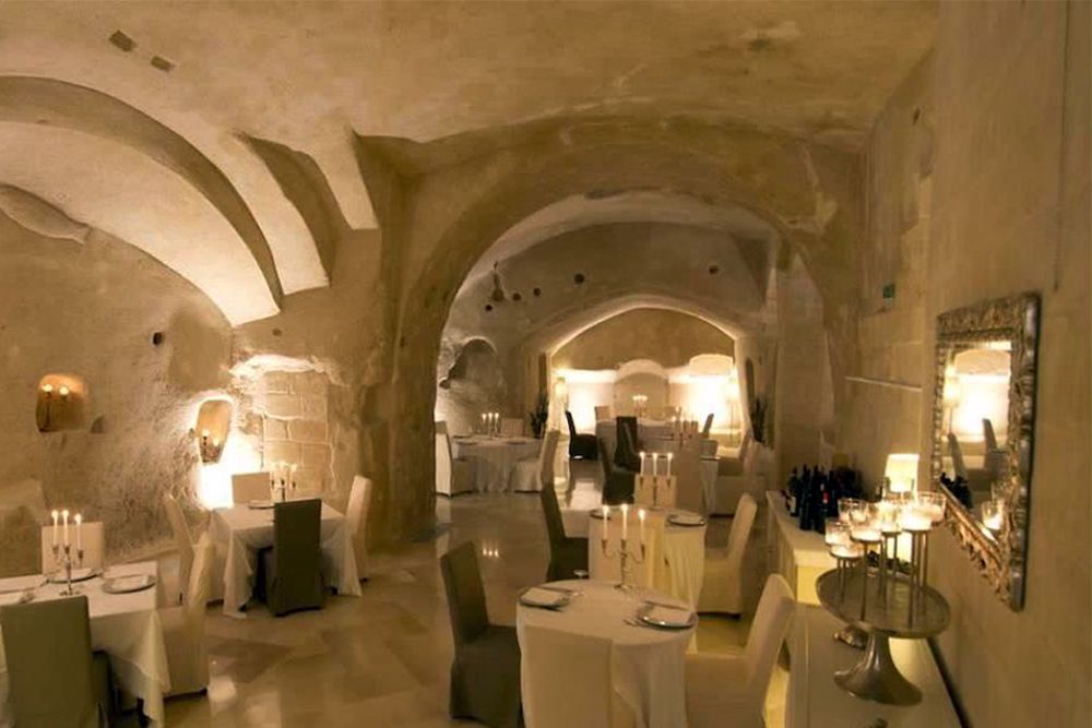 Италия, пещерный отель Sant'Angelo Luxury Resort. Находится в городке Матера, старая часть которого выдолблена в скале и является объектом ЮНЕСКО. Здесь, в древнем ущелье, находится отель Sant'Angelo Luxury Resort. Несмотря на пещерные интерьеры в номере, у вас будут свечи, удобная постель, изысканная кухня, ванная, художественная галерея и прочие удобства. Цены: от €230/сутки за стандартный двухместный номер.