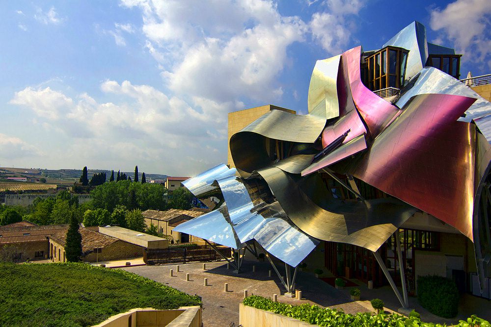 Marques de Riscal — муниципалитет Эльсьего, Испания. Создан в 2006 году по проекту канадца Фрэнка Гэри — одного из крупнейших архитекторов современности, признанного мастера в стиле деконструктивизма. Помимо смелых архитектурных форм, «изюминкой» отеля являются высококлассная кухня и собственная винодельня. Цены: от €300 за стандартный двухместный номер.