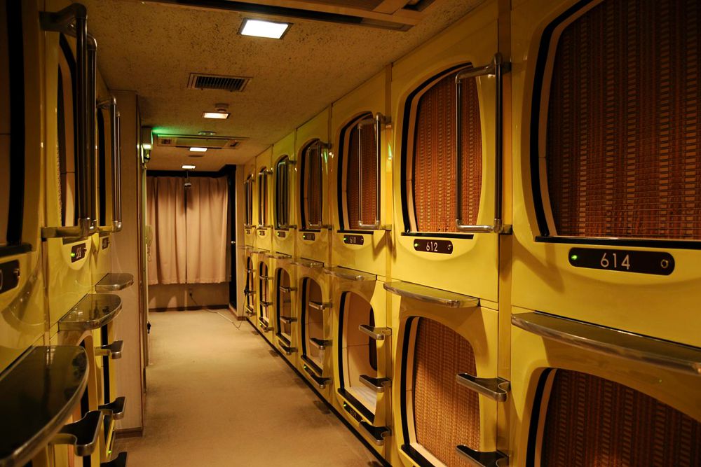 Япония, капсульный отель Capsule Inn Akihabara. Японцы со свойственным им минимализмом придумали и создали капсульный отель Capsule Inn Akihabara, где можно ночевать в специальных ячейках, расположенных в два ряда друг над другом. В каждой такой ячейке (средний размер 2×1×1 м) помещаются кровать, подвесной телевизор, радио. Спальное место в капсуле очень напоминает верхнюю полку в купе поезда. Обувь и вещи хранятся отдельно в шкафчиках, туалет общий. Цена: от 3500 иен/сутки (€28).