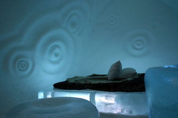 Швеция, ледяной отель The Ice Hotel. В местечке Юккасъярви (200 км к северу от Полярного круга), есть The Ice Hotel, который каждый год строят заново изо льда и снега художники. Сидеть придется на ледяных стульях, спать — на ледяных кроватях: на настоящих оленьих шкурах, в спальниках, термобелье и шапке. Говорят, внутри никогда не бывает ниже -7 градусов. Поскольку каждую весну отель тает (проект существует уже 20 лет), летом здесь можно жить в уютных деревянных шале и ловить рыбу в ближайшей речке. Цены — от €250.