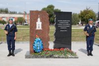 В посёлке Светлый появился мемориальный камень в память о погибших десантниках.