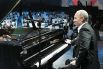 10 декабря 2010 года. Владимир Путин играет на рояле на благотворительном концерте в Ледовом дворце Санкт-Петербурга.