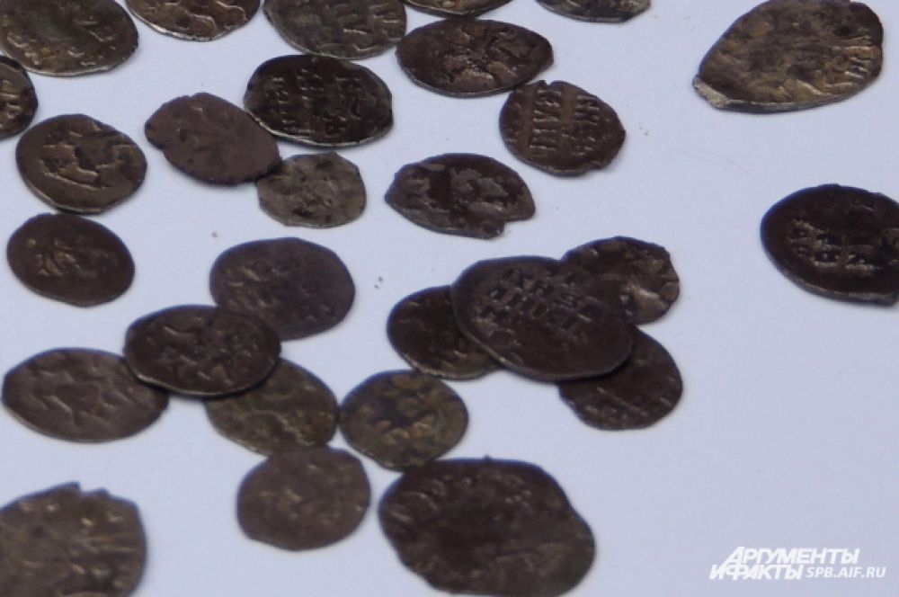 На некоторых монетах видна гравировка Иоанна Грозного - "Князь великий Иван".