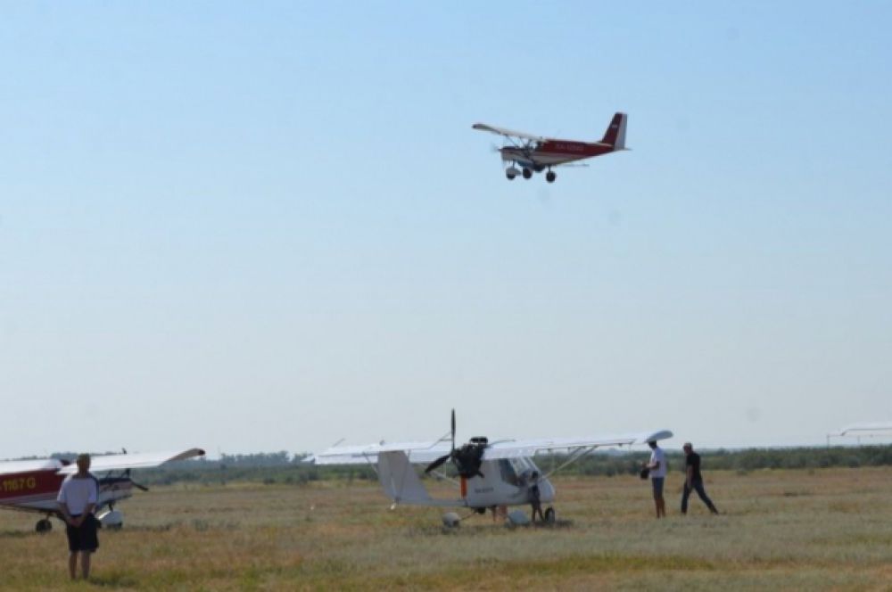 «Як-55» и «Л-39» продемонстрировали показательные выступления с исполением фигур высшего пилотажа.