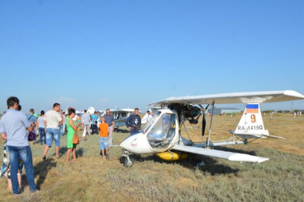Парад авиатехники на аэродроме станицы Романовской смогли увидеть несколько сот зрителей.