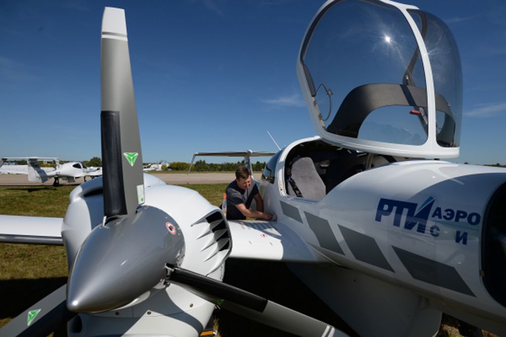 Участник МАКС-2015 готовит самолет Diamond DA42 к летной программе Международного авиационно-космического салона МАКС-2015.