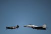Самолет времен Великой Отечественной войны МиГ-3 и МиГ-29 время генеральной репетиции летной программы торжественного открытия Международного авиационно-космического салона МАКС-2015.