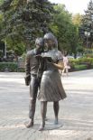 Бронзовые фигуры знаменитых Шурика и Лидочки из фильма Гайдая установлены три года назад напротив здания КубГТУ на ул. Красной. Памятник стал символом краснодарского студенчества. 