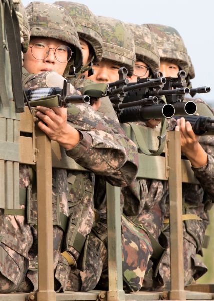 Вооруженные солдаты южнокорейской армии.