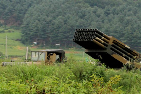 Южнокорейские системы залпового огня, направленные в сторону КНДР.