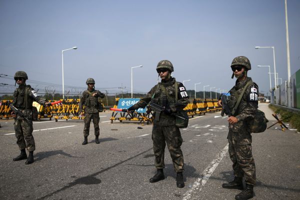 Вооруженные солдаты южнокорейской армии.