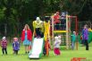 Игровая площадка при детском садике оборудована искусственным газоном.